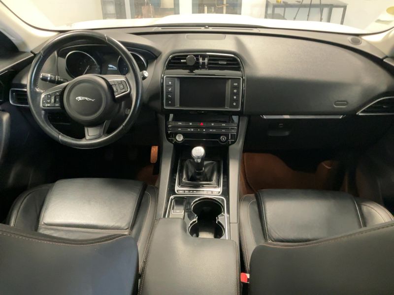 Jaguar F-Pace 20d Pure — zdjęcie 12