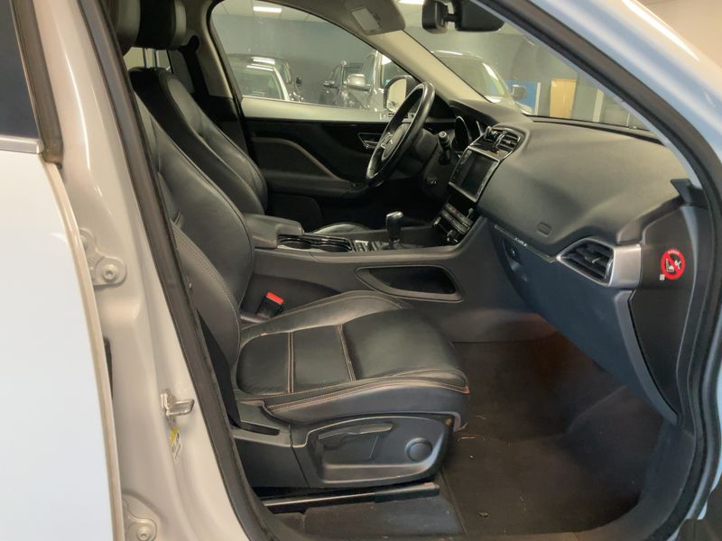 Jaguar F-Pace 20d Pure — zdjęcie 11
