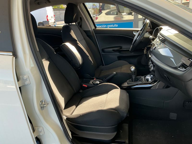 Alfa Romeo Giulietta 1.6 JTDM Distinctive — zdjęcie 3