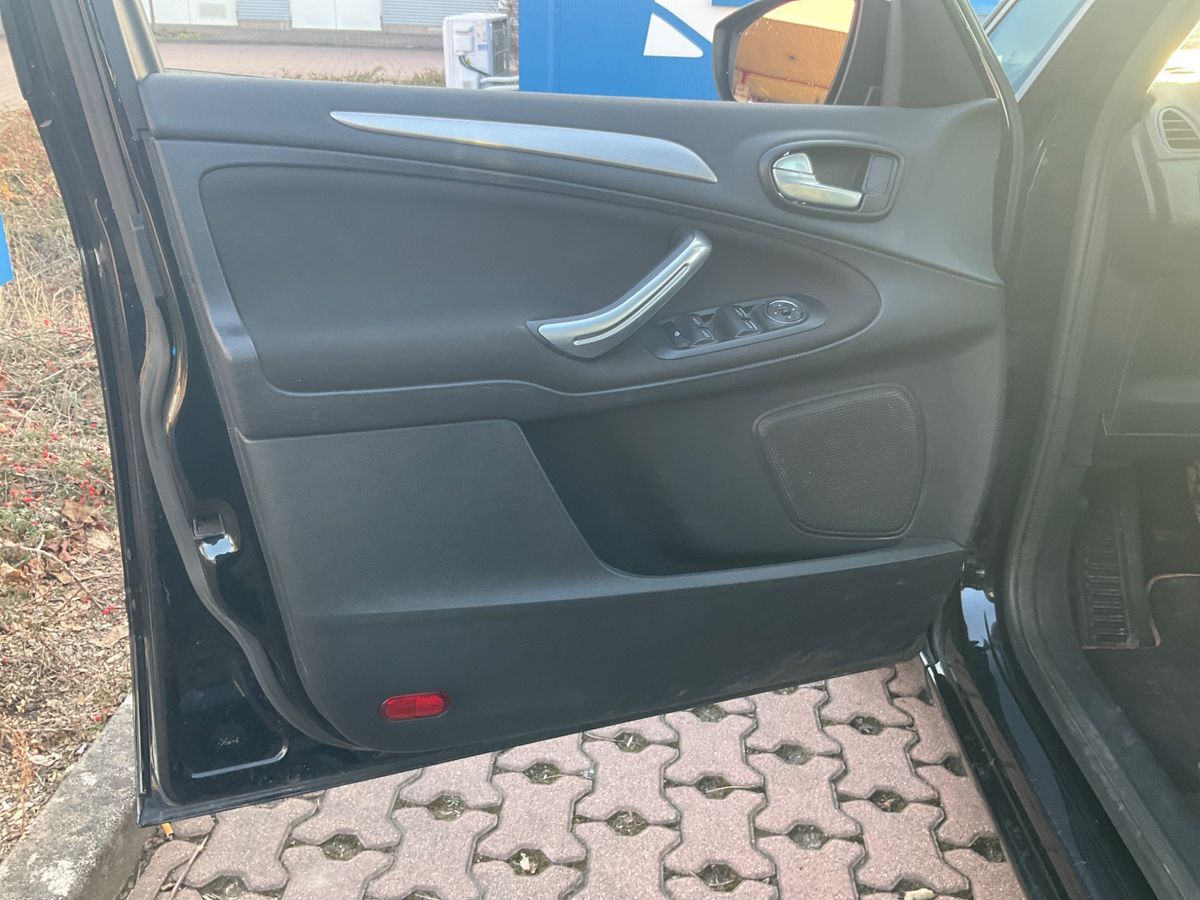 Ford Galaxy 2014 — photo 29