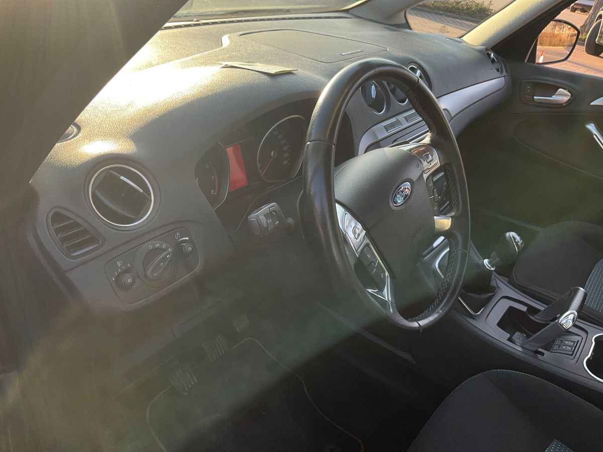 Ford Galaxy 2014 — photo 30