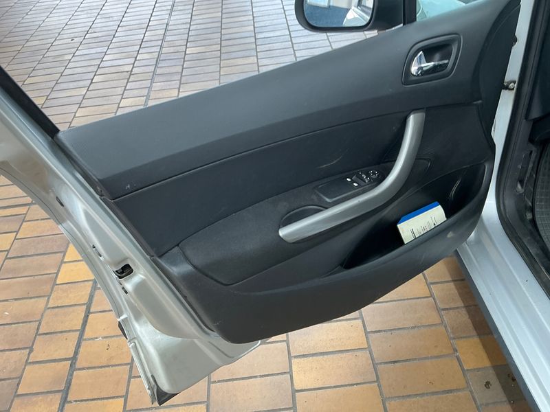 Peugeot 308 1.6 HDi Access 2012 – снимка 30
