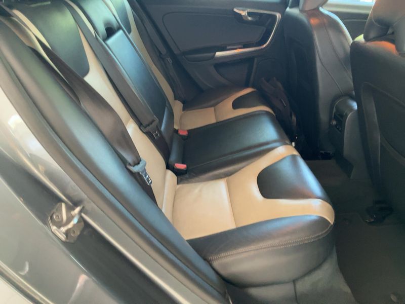 Volvo V60 Cross Country 2.0 D4 Summum — zdjęcie 14