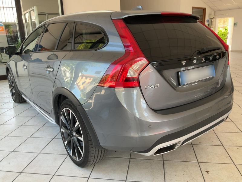 Volvo V60 Cross Country 2.0 D4 Summum — zdjęcie 3