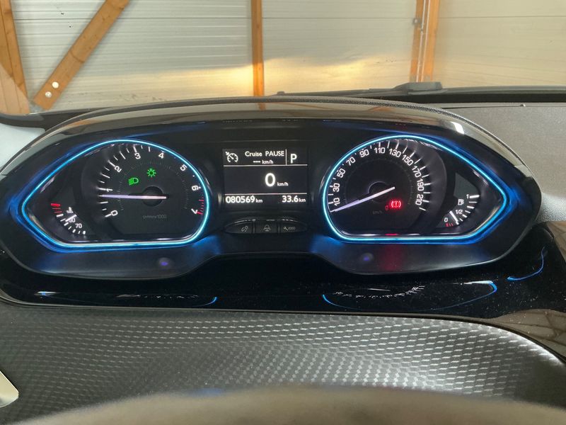 Peugeot 2008 1.2 PureTech Allure — zdjęcie 13