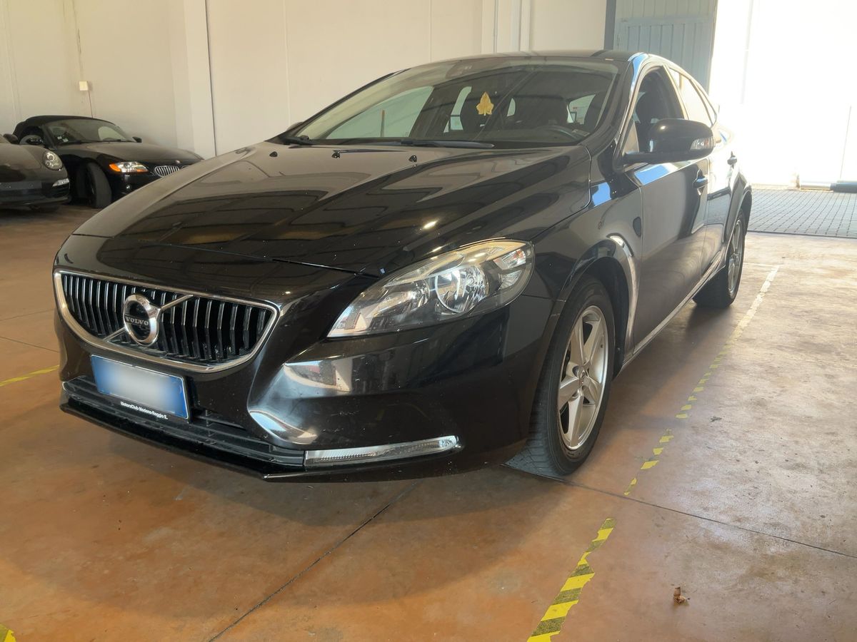Volvo V40 2017 — photo 1