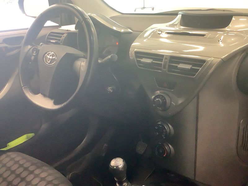 Toyota iQ 1.0 VVT-i — zdjęcie 12