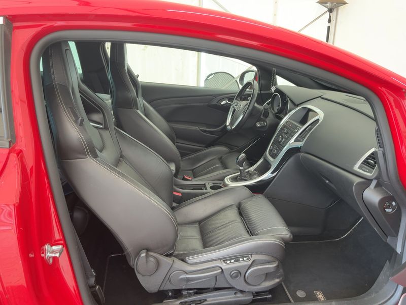 Opel Astra GTC 2.0 Turbo OPC 2015 – снимка 17