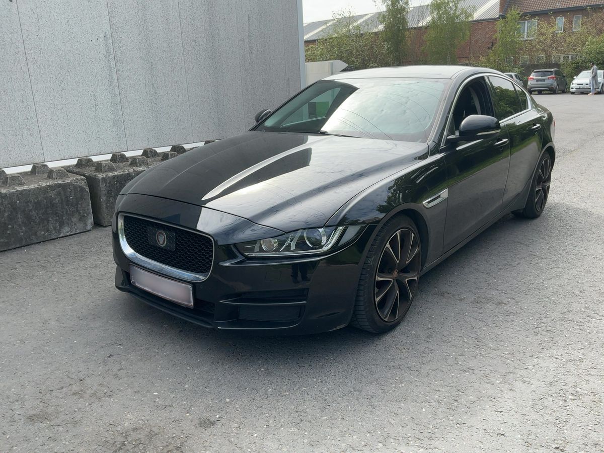 Jaguar XE 2016 — photo 1