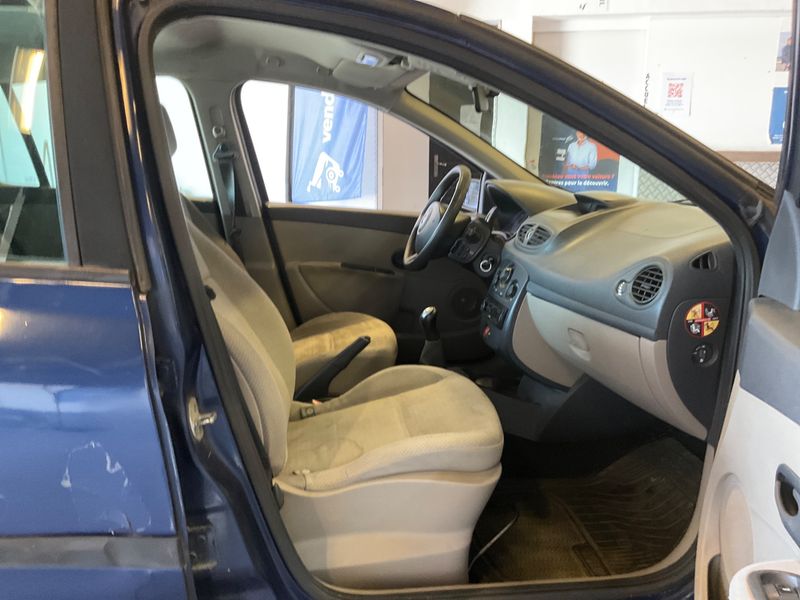 Renault Clio 1.4 Authentique Confort 2005 – снимка 3