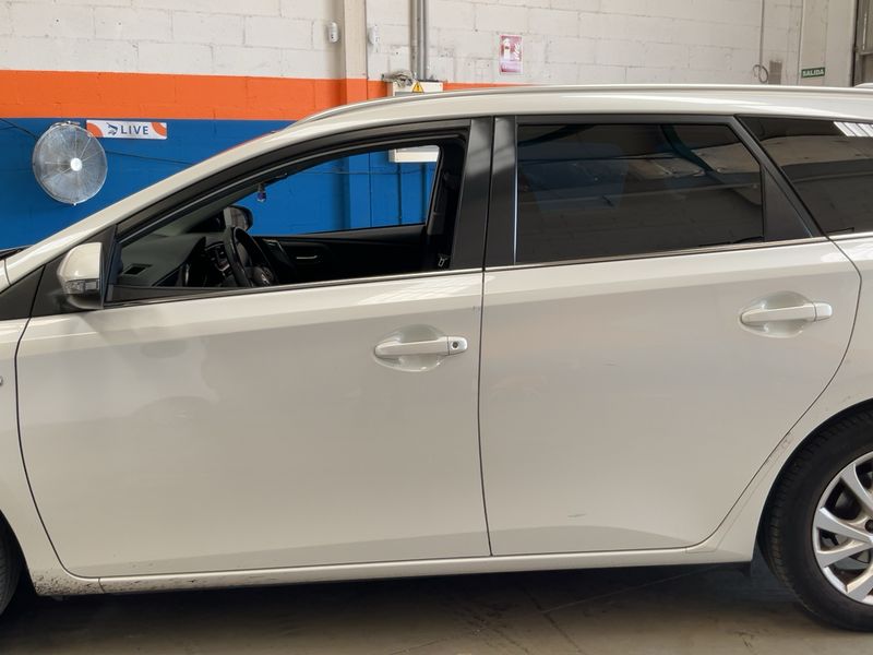 Toyota Auris Touring Sports 1.8 Hybrid Design — zdjęcie 4