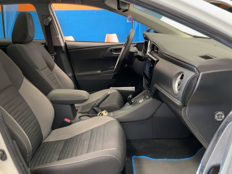 Toyota Auris Touring Sports 1.8 Hybrid Design — zdjęcie 11