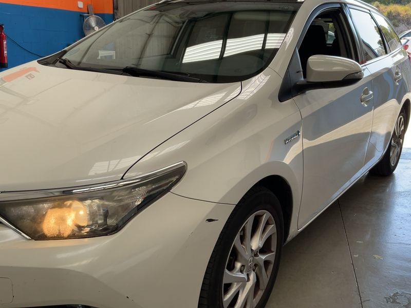 Toyota Auris Touring Sports 1.8 Hybrid Design — zdjęcie 2