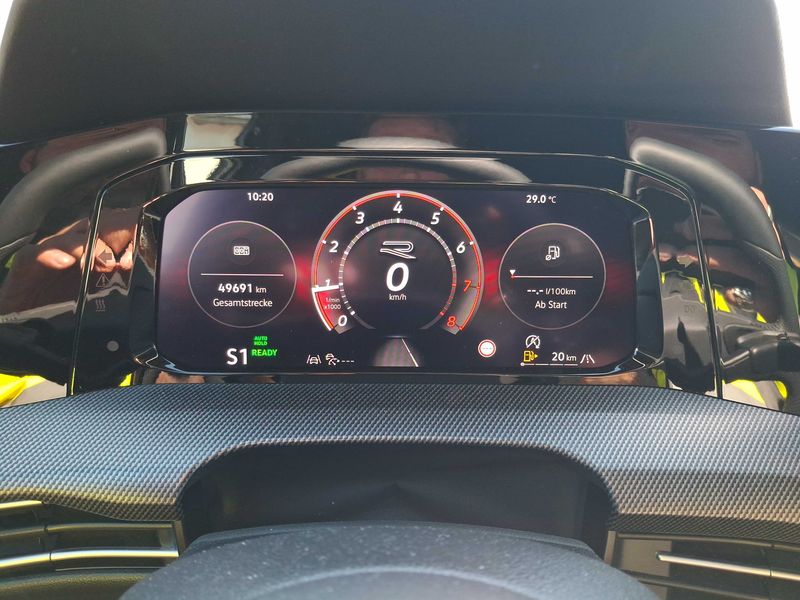 Volkswagen Golf VIII 1.5 eTSI R Line — zdjęcie 12