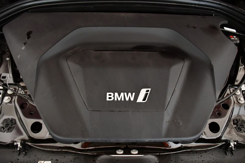BMW iX2 eDrive20 M Sport — zdjęcie 8