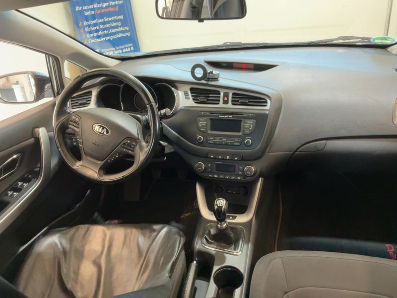 Kia cee'd 1.4 FIFA World Cup Edition 2014 – снимка 18