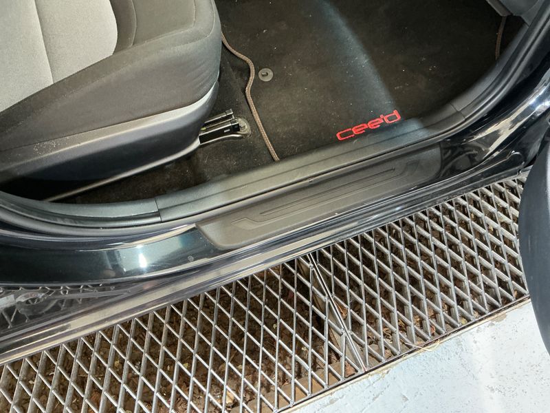 Kia cee'd 1.4 FIFA World Cup Edition 2014 – снимка 36
