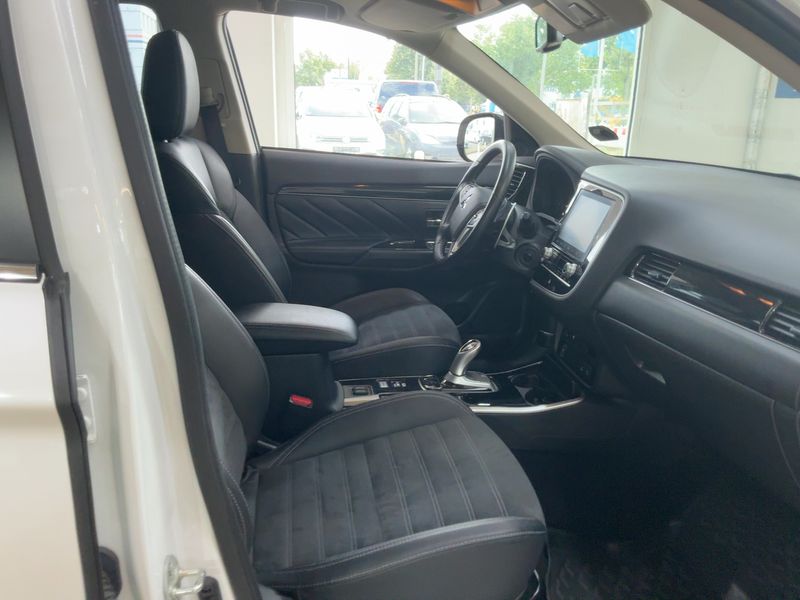 Mitsubishi Outlander 2.4 PHEV Spirit 4WD — zdjęcie 11