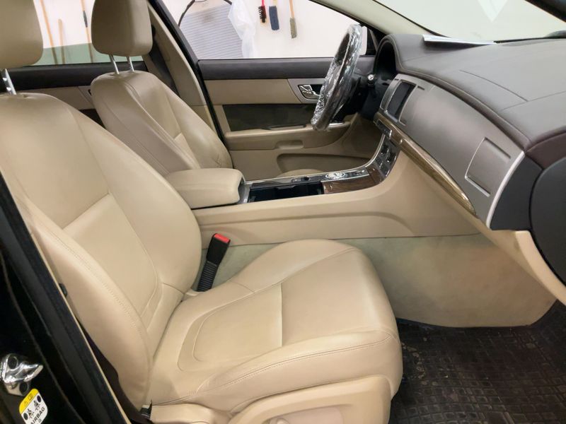 Jaguar XF 3.0 D V6 Premium Luxury — zdjęcie 11