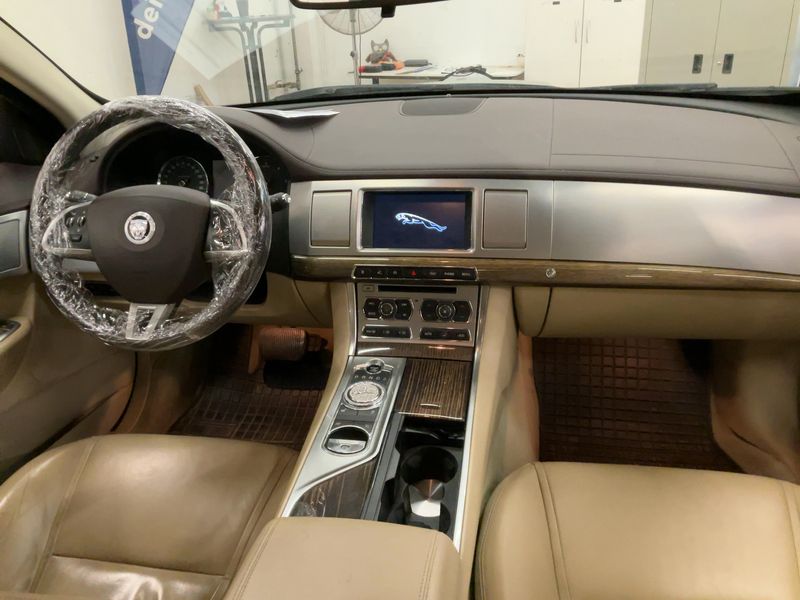 Jaguar XF 3.0 D V6 Premium Luxury — zdjęcie 12