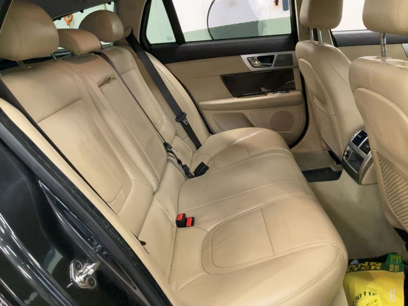 Jaguar XF 3.0 D V6 Premium Luxury — zdjęcie 14