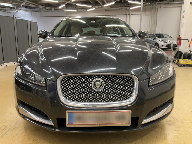 Jaguar XF 3.0 D V6 Premium Luxury — zdjęcie 9