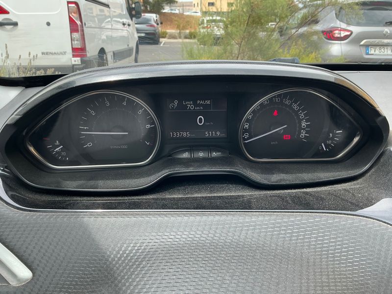 Peugeot 2008 1.2 PureTech Allure 2015 – снимка 4