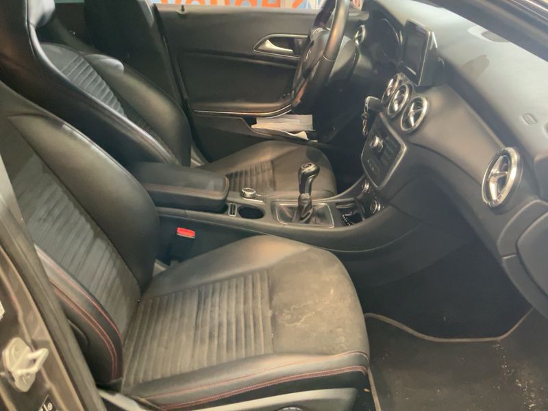 Mercedes-Benz CLA-Klasse CLA 200 d AMG Line — zdjęcie 11