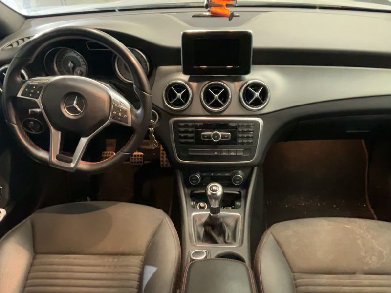 Mercedes-Benz CLA-Klasse CLA 200 d AMG Line — zdjęcie 12