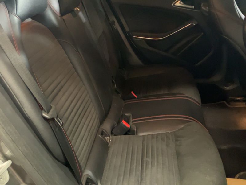 Mercedes-Benz CLA-Klasse CLA 200 d AMG Line — zdjęcie 14