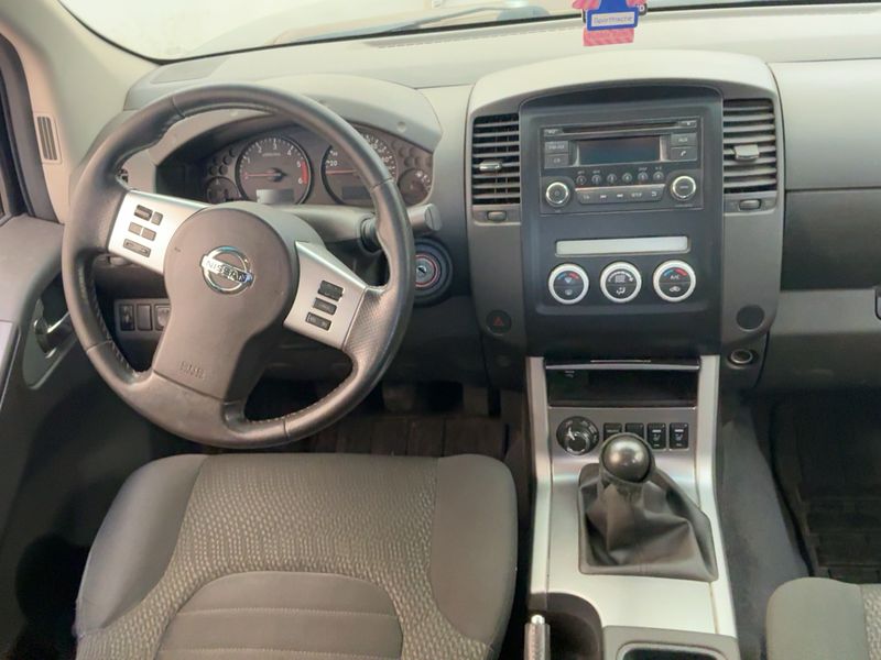 Nissan Navara Pick-up 2.5 dCi Double Cab SE 4x4 — zdjęcie 12