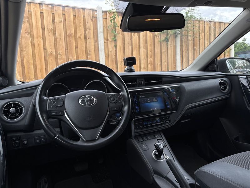 Toyota Auris Touring Sports 1.8 Hybrid Executive — zdjęcie 12