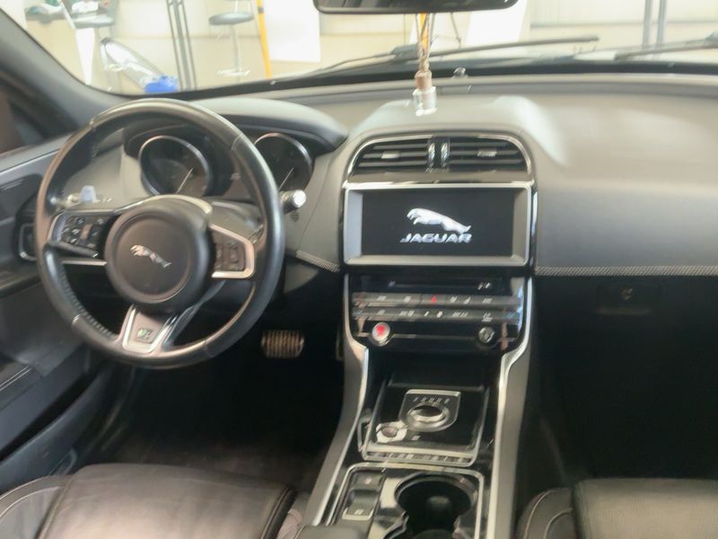 Jaguar XE 20d R-Sport — zdjęcie 12
