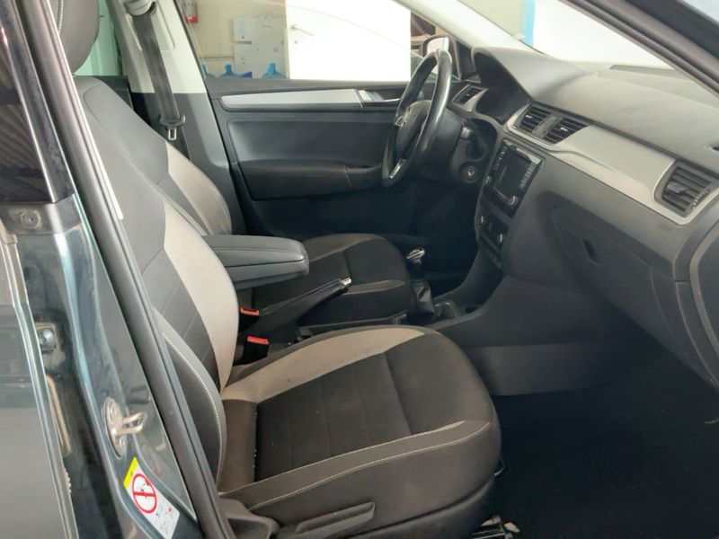 Skoda Rapid 1.0 TSI Ambition — zdjęcie 11