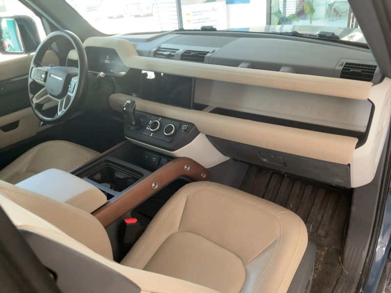 Land Rover Defender D300 Mild-Hybrid 90 SE — zdjęcie 12
