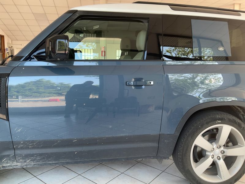 Land Rover Defender D300 Mild-Hybrid 90 SE — zdjęcie 4