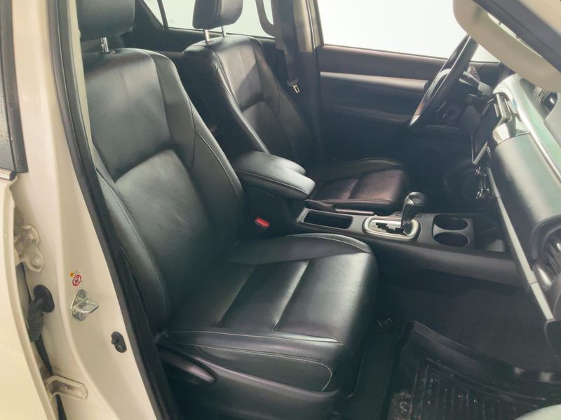 Toyota Hilux 2.4 D-4D Double Cab Lounge 4x4 — zdjęcie 11