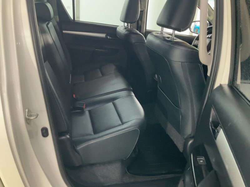 Toyota Hilux 2.4 D-4D Double Cab Lounge 4x4 — zdjęcie 14