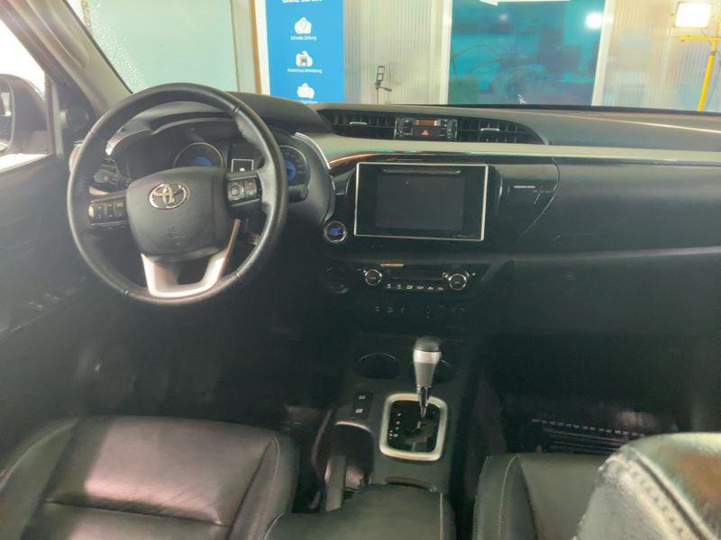 Toyota Hilux 2.4 D-4D Double Cab Lounge 4x4 — zdjęcie 12