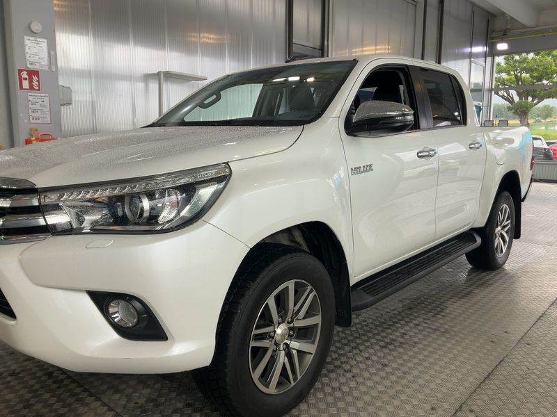 Toyota Hilux 2.4 D-4D Double Cab Lounge 4x4 — zdjęcie 2