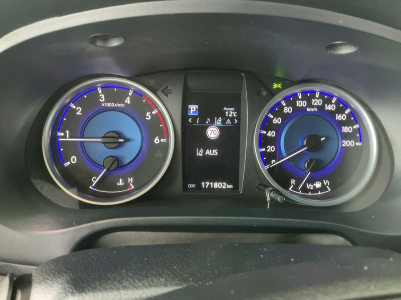 Toyota Hilux 2.4 D-4D Double Cab Lounge 4x4 — zdjęcie 13