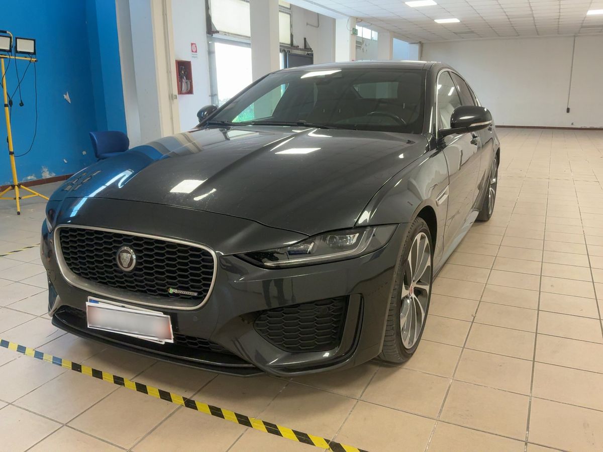 Jaguar XE 2020 — photo 1