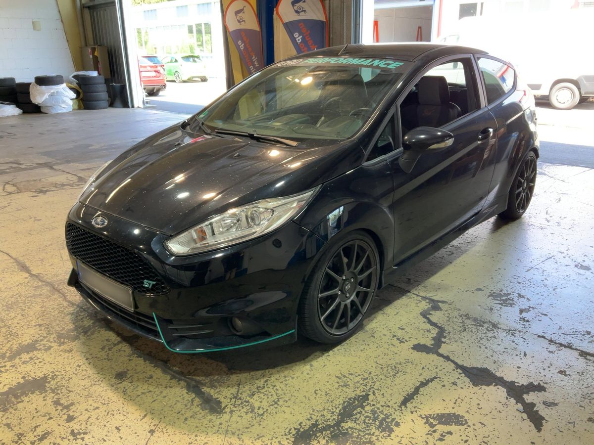 Ford Fiesta 2015 — photo 1