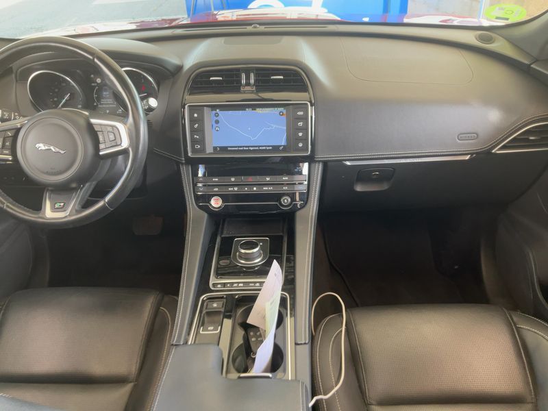 Jaguar F-Pace 20d Portfolio — zdjęcie 12