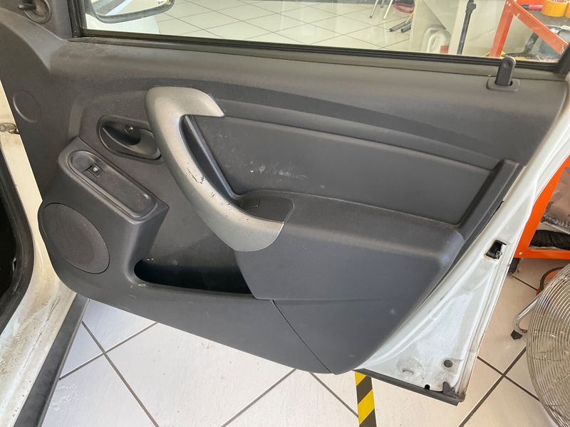 Dacia Duster 1.6 LPG Ambiance 4x2 2015 – снимка 29
