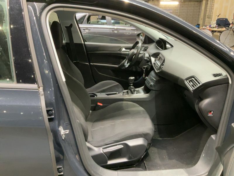 Peugeot 308 1.5 Blue-HDi Access — zdjęcie 11