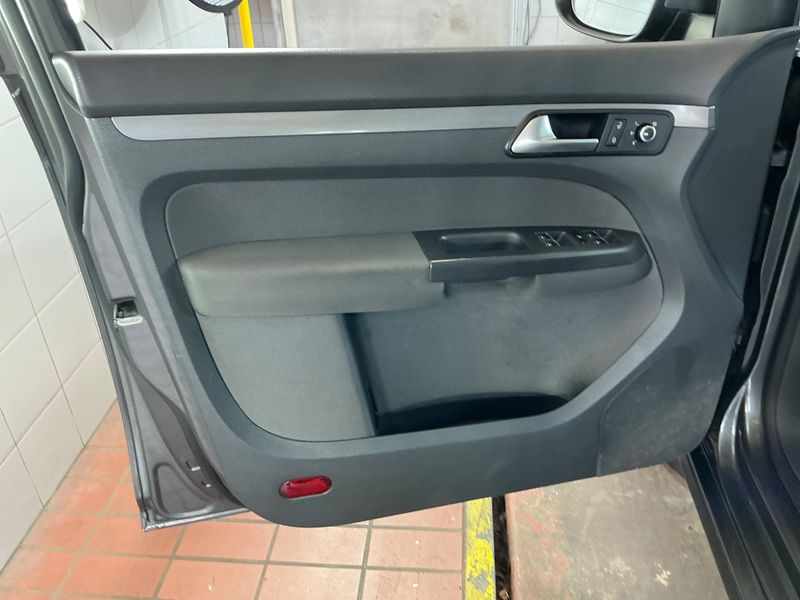Volkswagen Touran 1.6 TDI Comfortline BlueMotion Tech 2010 – снимка 29
