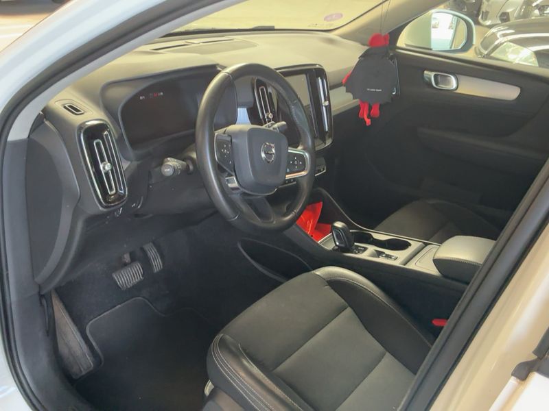 Volvo XC40 2.0 T4 Momentum Pro 2WD — zdjęcie 12