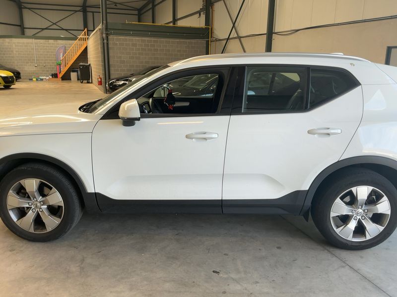 Volvo XC40 2.0 T4 Momentum Pro 2WD — zdjęcie 4