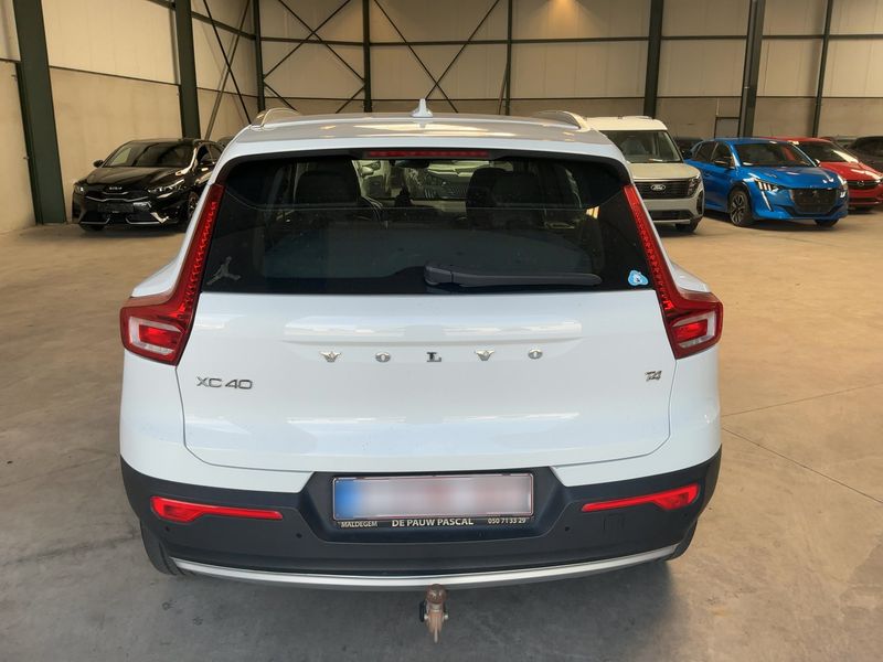 Volvo XC40 2.0 T4 Momentum Pro 2WD — zdjęcie 5